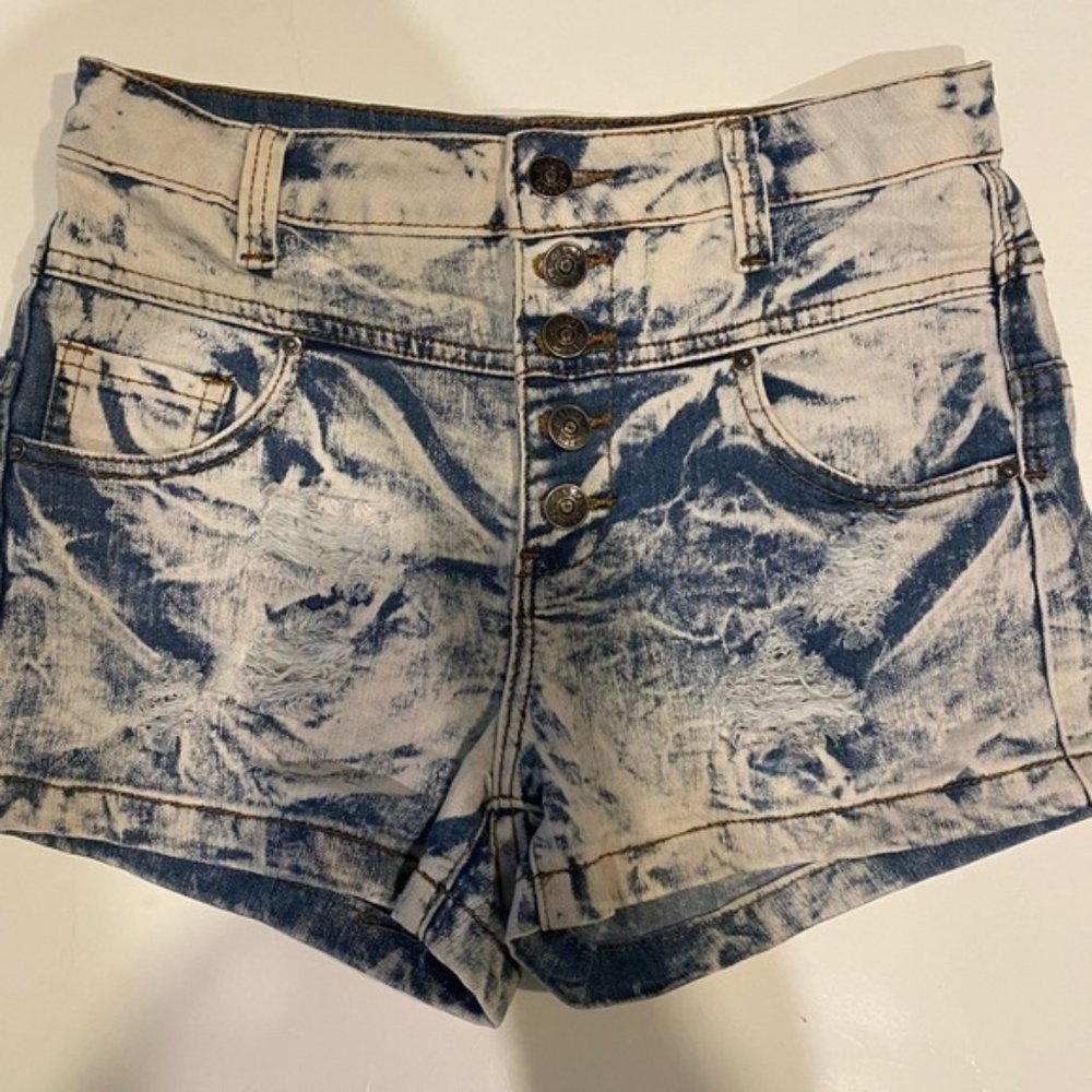 DELIAS SKYLAR DENIM DESTROYED SHORTS SIZE 3/4